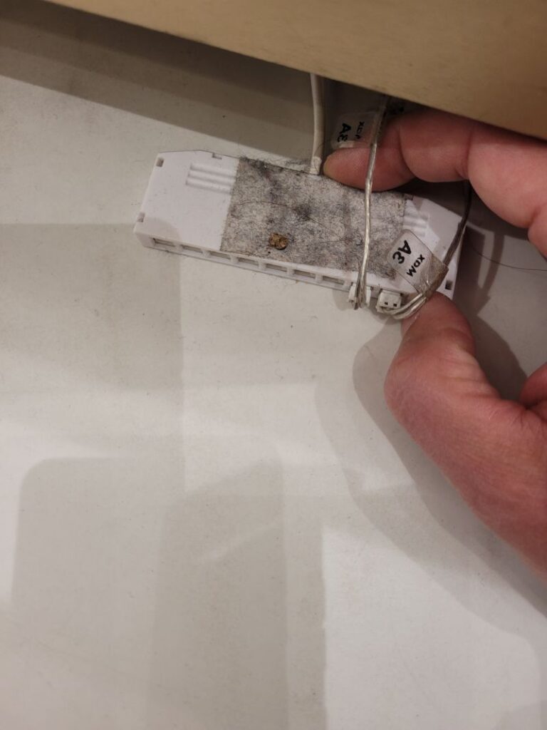 Dispositivo electrónico pequeño con cables y etiquetas