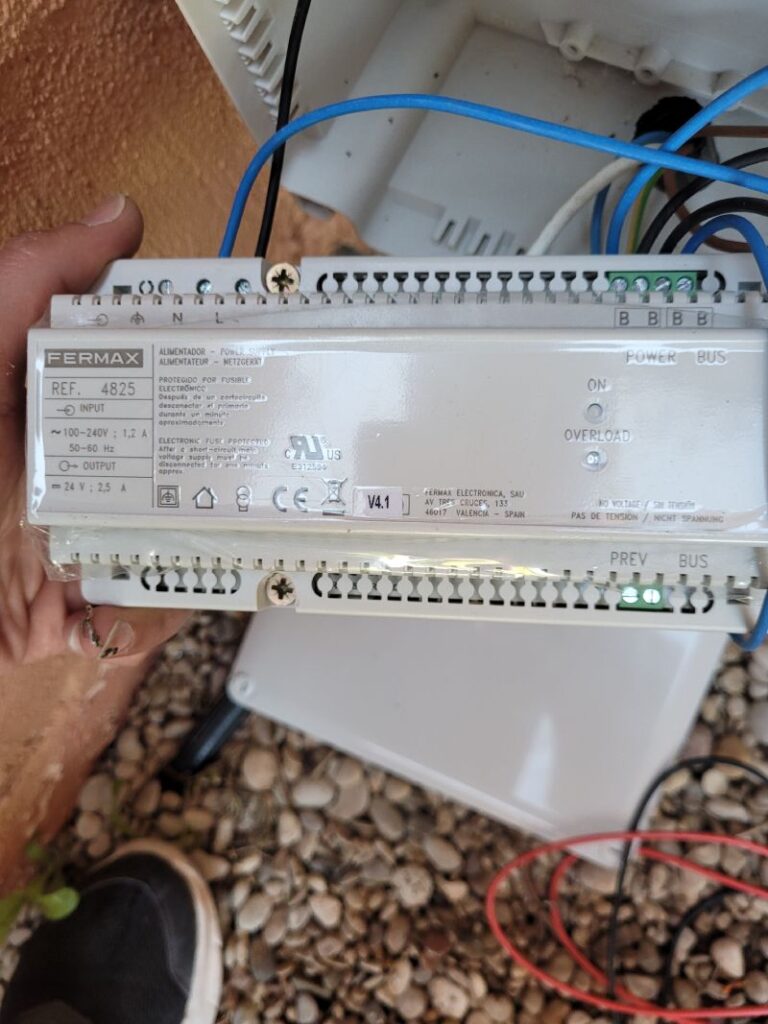 Dispositivo electrónico de la marca Fermax, modelo 4825,