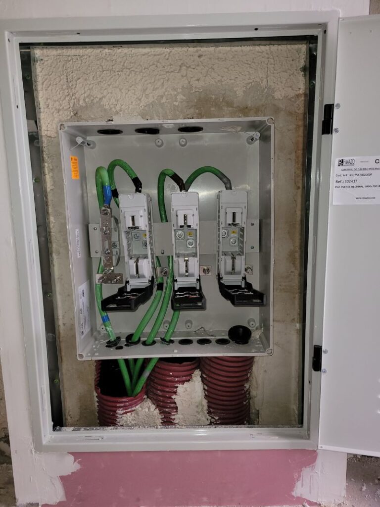 cuadro eléctrico abierto con tres interruptores