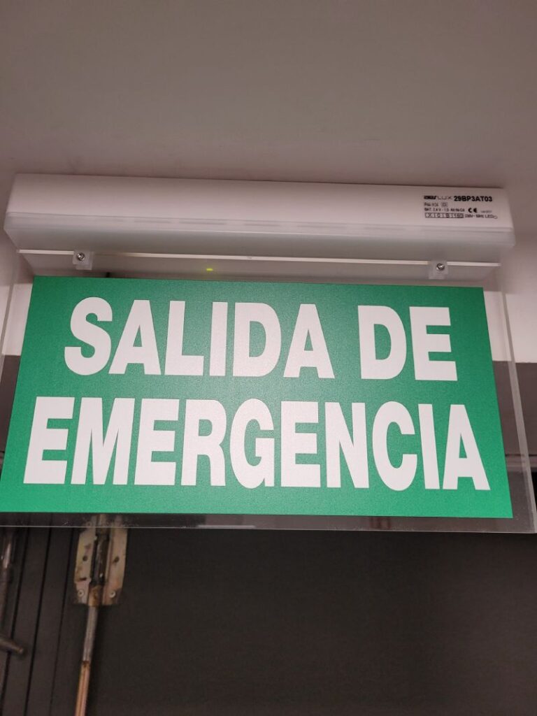 Señal de salida de emergencia iluminada
