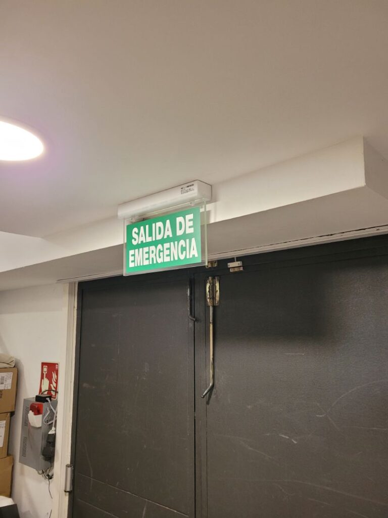 Señal de salida de emergencia iluminada,
